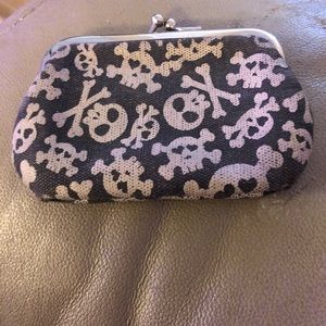 Skull and cross bones change wallet